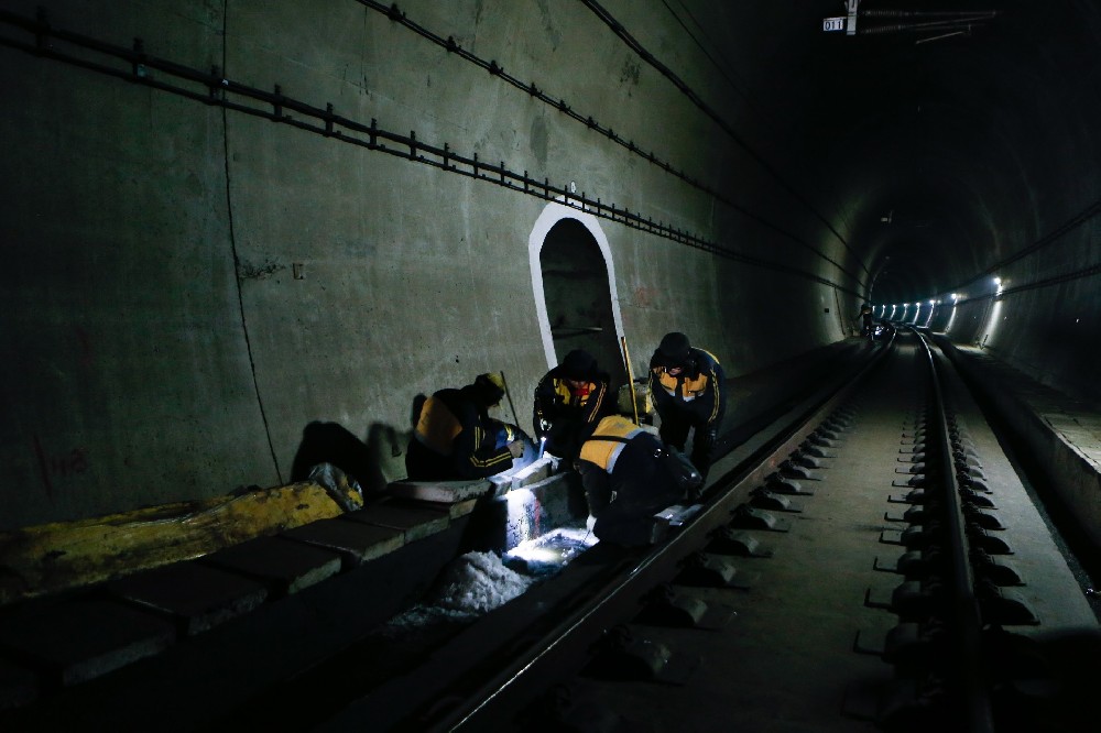 怀柔铁路运营隧道病害现状